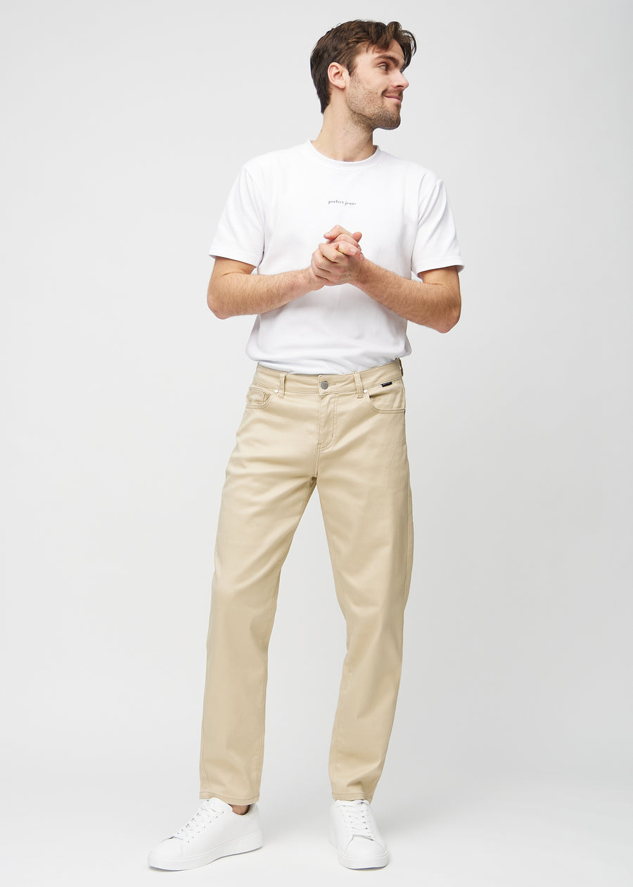 Ganzkörperbild eines Models in beige regular jeans.