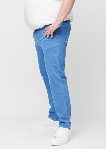 Blaue regular jeans von der Seite an einem Plus-Size-Model gesehen.