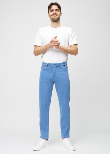 Ganzkörperbild eines Models in blauen regular jeans.