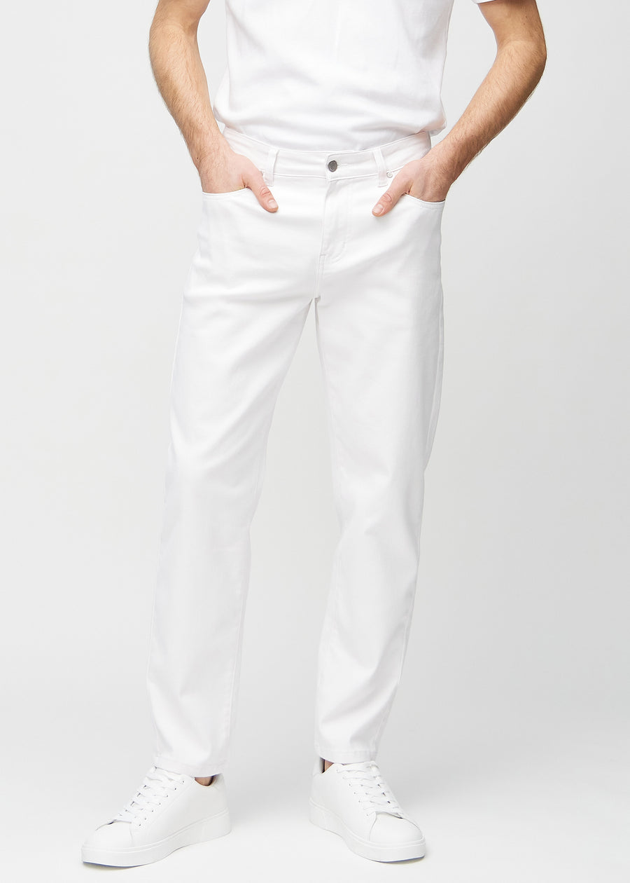 Weiße regular jeans, Modellname Marguerites, die gerade am Bein herunterfallen, von vorne gesehen.