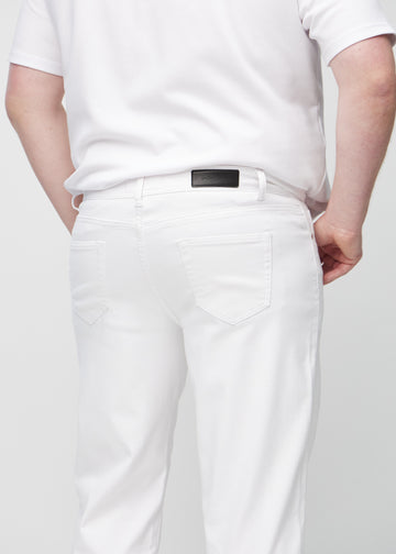 Weiße regular jeans von hinten aus der Nähe an einem Plus-Size-Model gesehen, um Details zu zeigen.