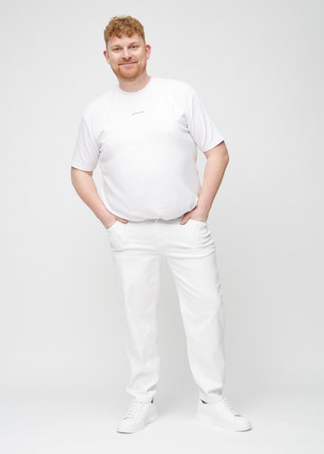 Ganzkörperbild eines Plus-Size-Models in weißen regular jeans.