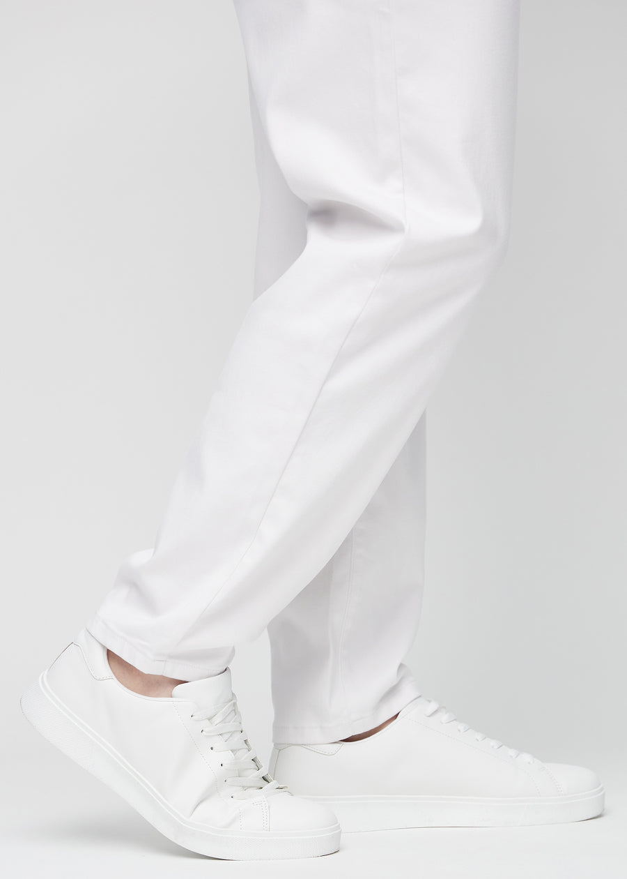 Die Knöchel eines Plus-Size-Models, damit man sehen kann, wie locker die Jeans sitzt.