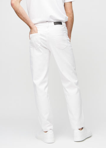 Weiße regular jeans von hinten gesehen, damit man das gesamte Produkt sehen kann.