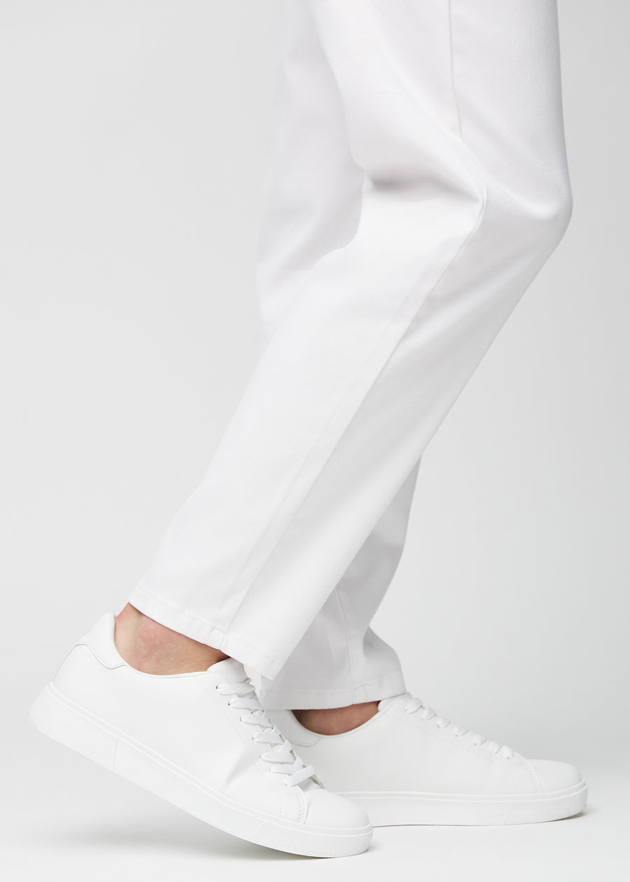 Die Knöchel eines Models, damit man sehen kann, wie locker die Jeans sitzt.