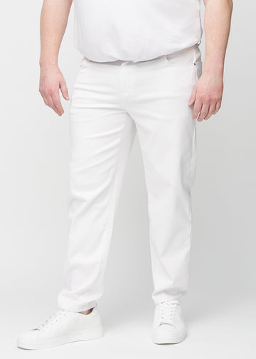 Weiße regular jeans, Modellname Marguerites, die an einem Plus-Size-Model gerade am Bein herunterfallen, von vorne gesehen.