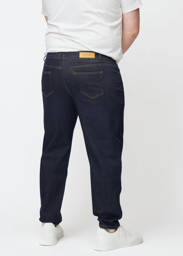 Tief dunkelblaue Denim jeans für Herren in der Farbe Midnights von hinten an einem Plus-Size-Model gesehen.