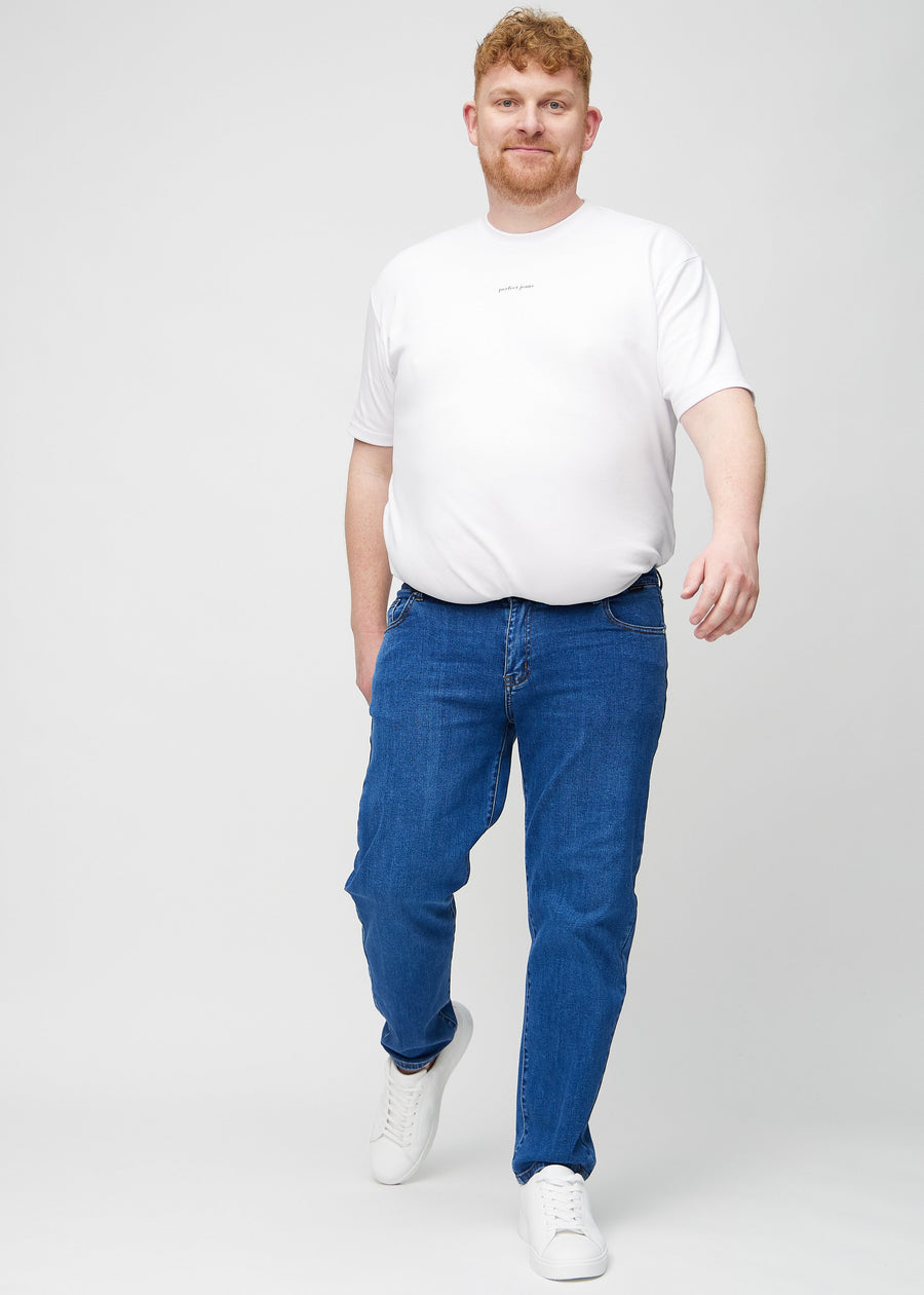 Ganzkörperbild eines Plus-Size-Models in dunkelblauem Denim regular jeans.