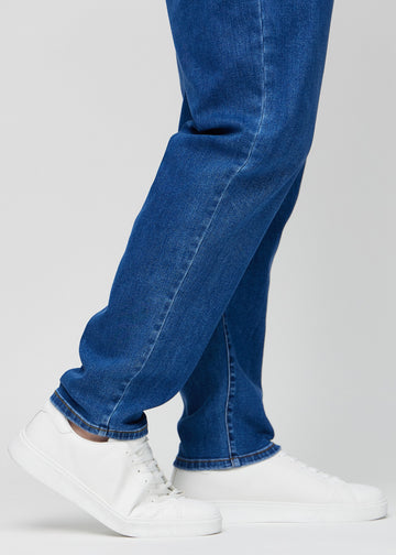 Die Knöchel eines Plus-Size-Models, damit man sehen kann, wie locker die Jeans sitzt.