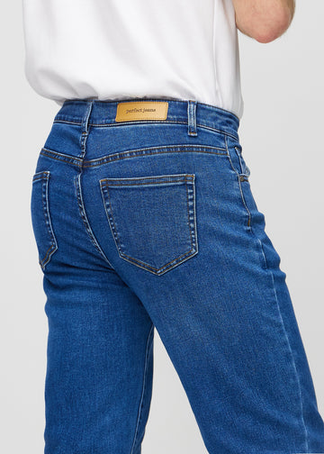 Dunkelblauer Denim regular jeans von hinten aus der Nähe gesehen, um Details zu zeigen.