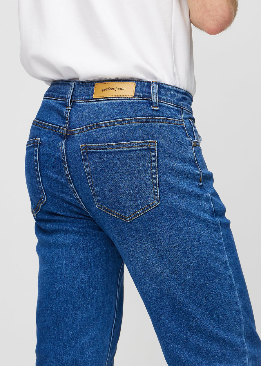 Dunkelblauer Denim regular jeans von hinten aus der Nähe gesehen, um Details zu zeigen.