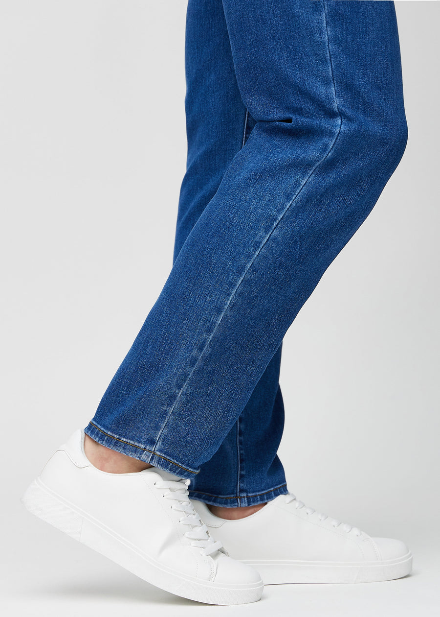Die Knöchel eines Models, damit man sehen kann, wie locker die Jeans sitzt.