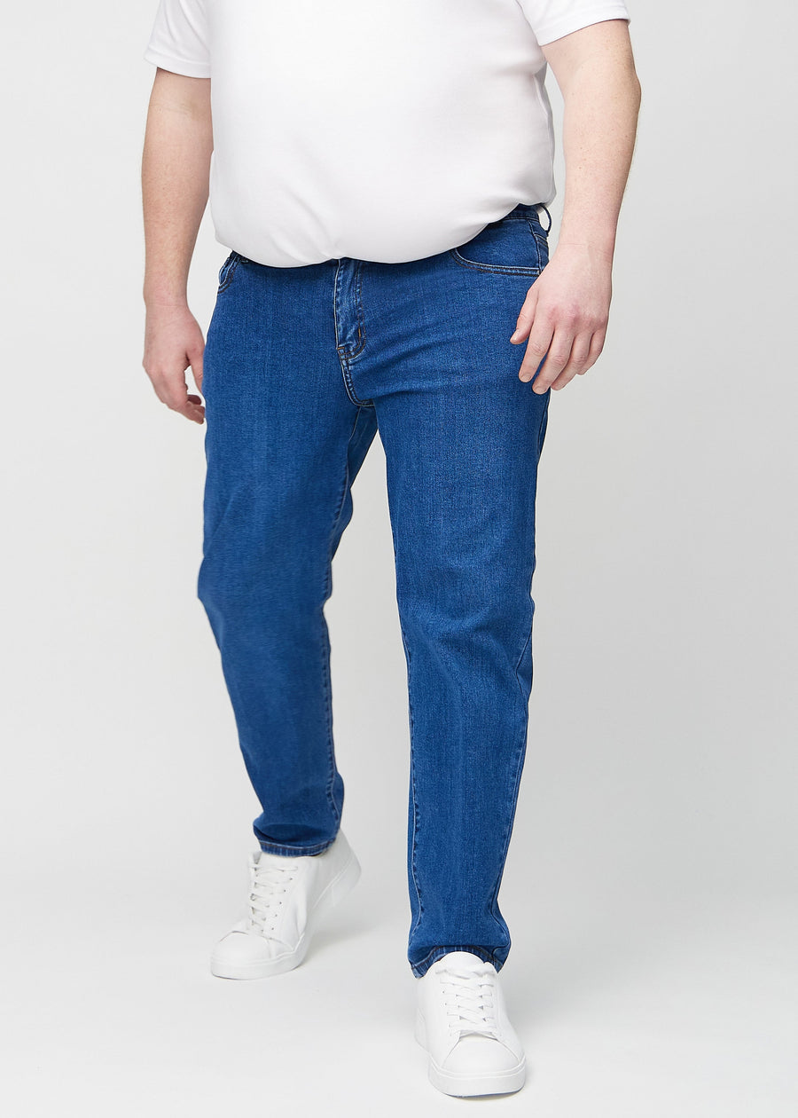 Dunkelblauer Denim regular jeans, Modellname Oceans, der gerade am Bein einer Plus-Size-Model herunterfällt, von vorne gesehen.