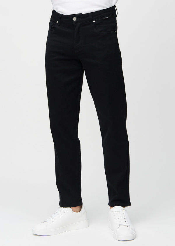 Schwarze regular jeans, Modellname Ravens, die gerade am Bein herunterfallen, von vorne gesehen.