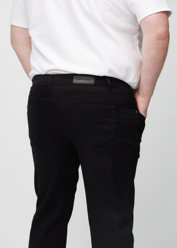 Schwarze regular jeans von hinten aus der Nähe an einem Plus-Size-Model gesehen, um Details zu zeigen.