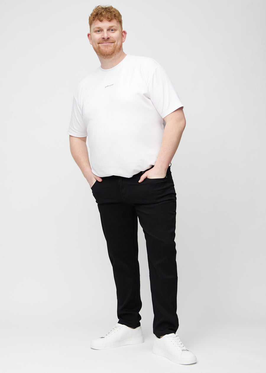 Ganzkörperbild eines Plus-Size-Models in schwarzen regular jeans.