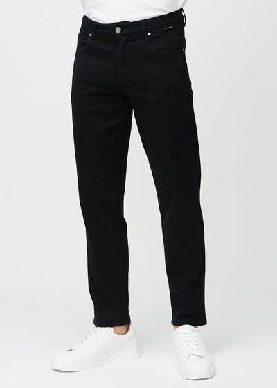 Schwarze regular jeans, Modellname Ravens, die gerade am Bein herunterfallen, von vorne gesehen.