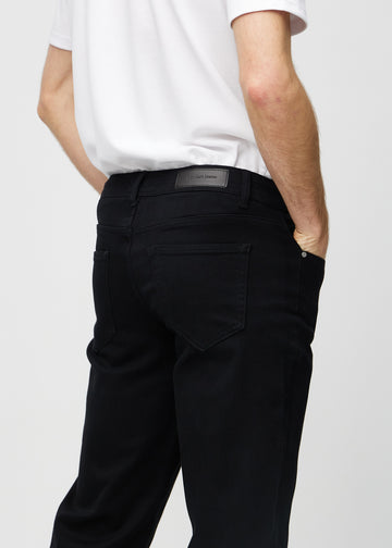 Schwarze regular jeans von hinten aus der Nähe gesehen, um Details zu zeigen.