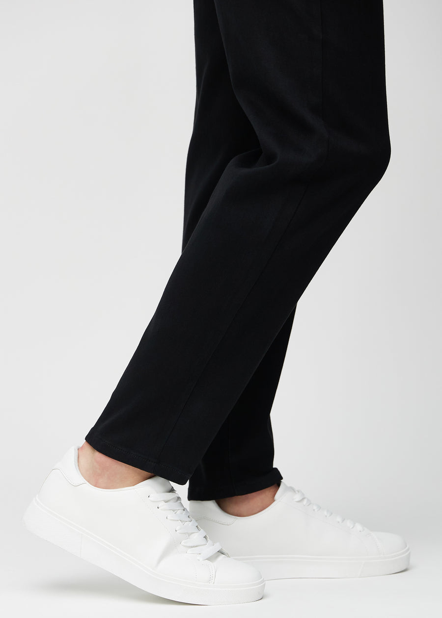 Die Knöchel eines Models, damit man sehen kann, wie locker die Jeans sitzt.