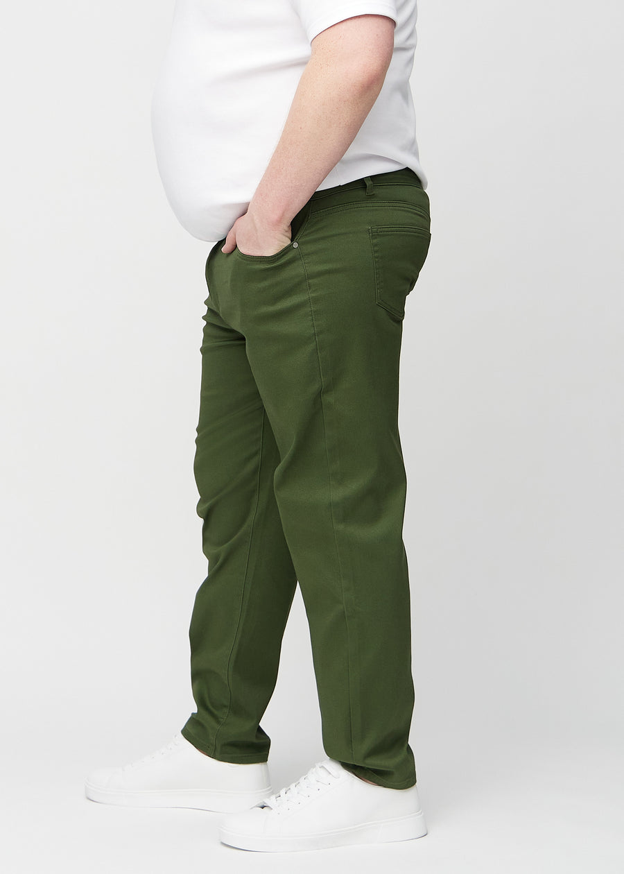 Dunkelgrüne regular jeans von der Seite an einem Plus-Size-Model gesehen.