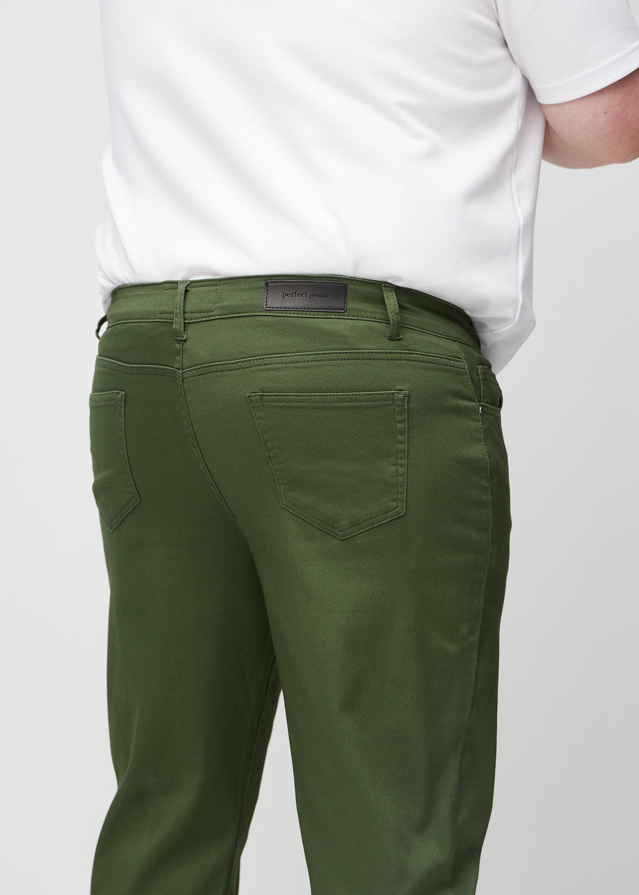 Dunkelgrüne regular jeans von hinten aus der Nähe an einem Plus-Size-Model gesehen, um Details zu zeigen.