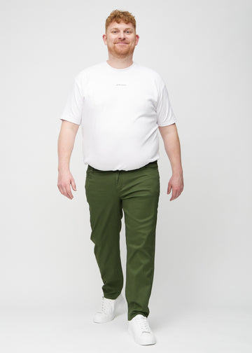 Ganzkörperbild eines Plus-Size-Models in dunkelgrünen regular jeans.