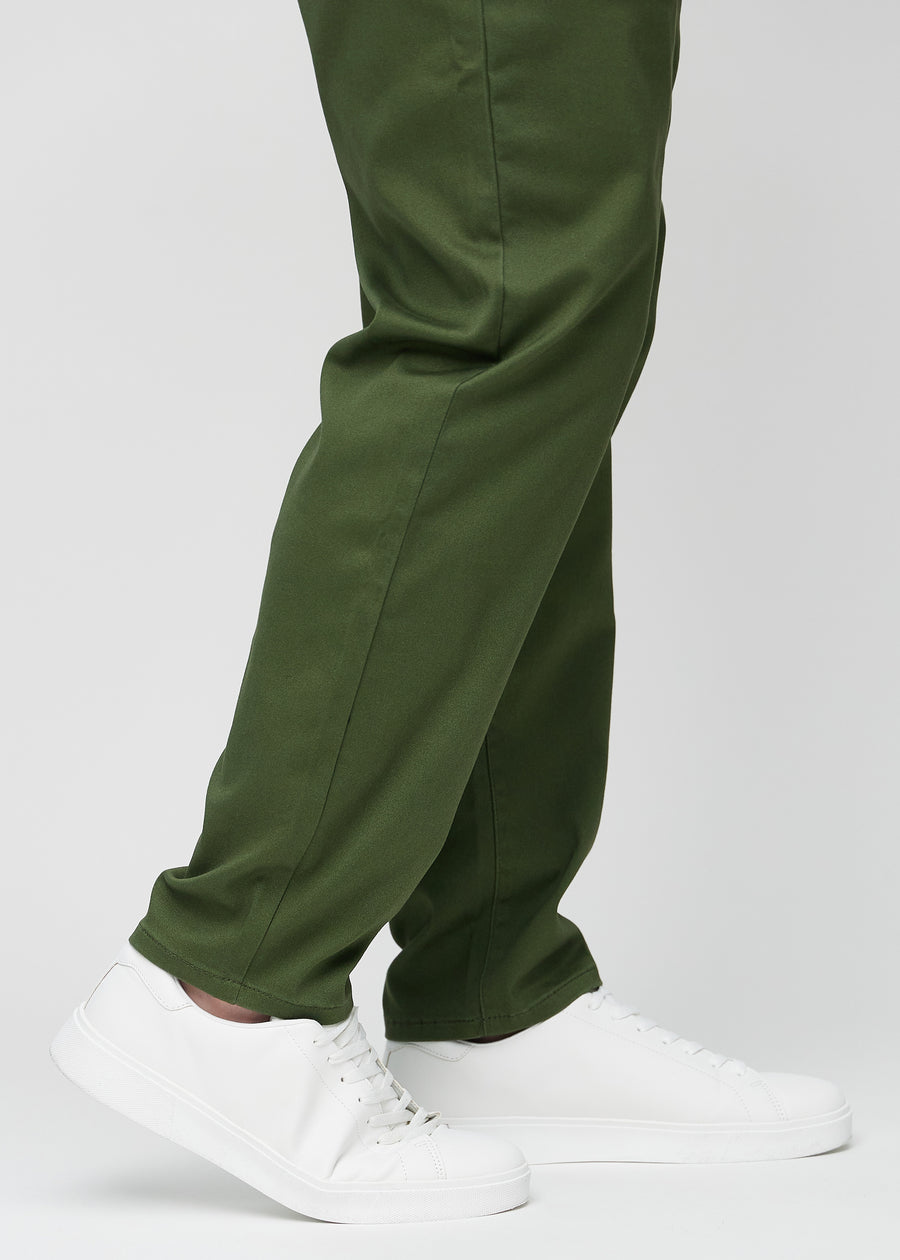Die Knöchel eines Plus-Size-Models, damit man sehen kann, wie locker die Jeans sitzen.