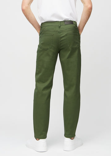 Dunkelgrüne regular jeans von hinten gesehen, damit man das ganze Produkt sehen kann.