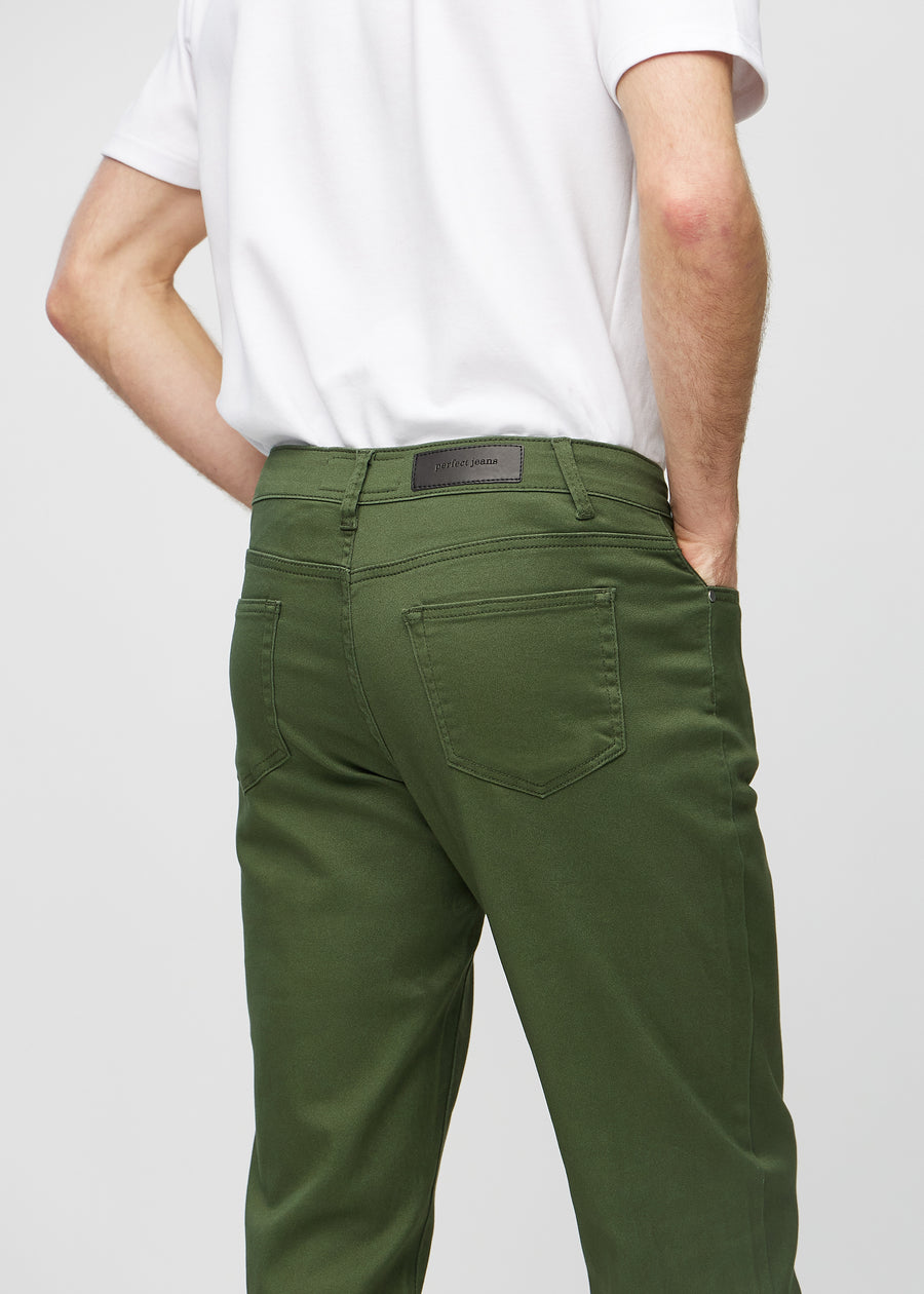 Dunkelgrüne regular jeans von hinten aus der Nähe gesehen, um Details zu zeigen.