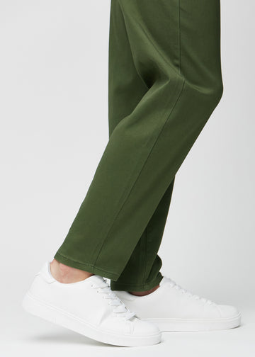 Die Knöchel eines Models, damit man sehen kann, wie locker die Jeans sitzen.