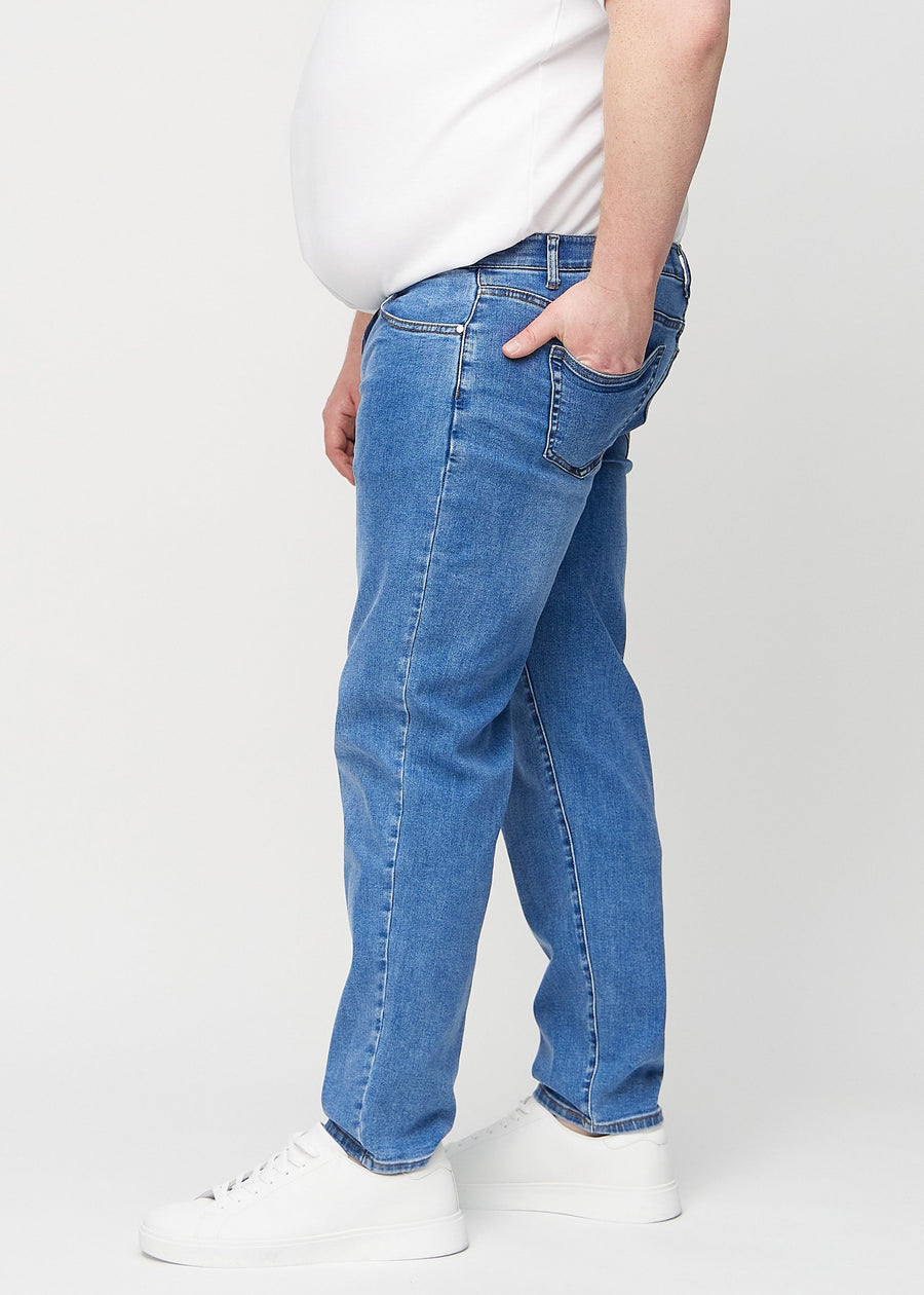 Denim regular jeans seitlich an einem Plus-Size-Model gesehen.
