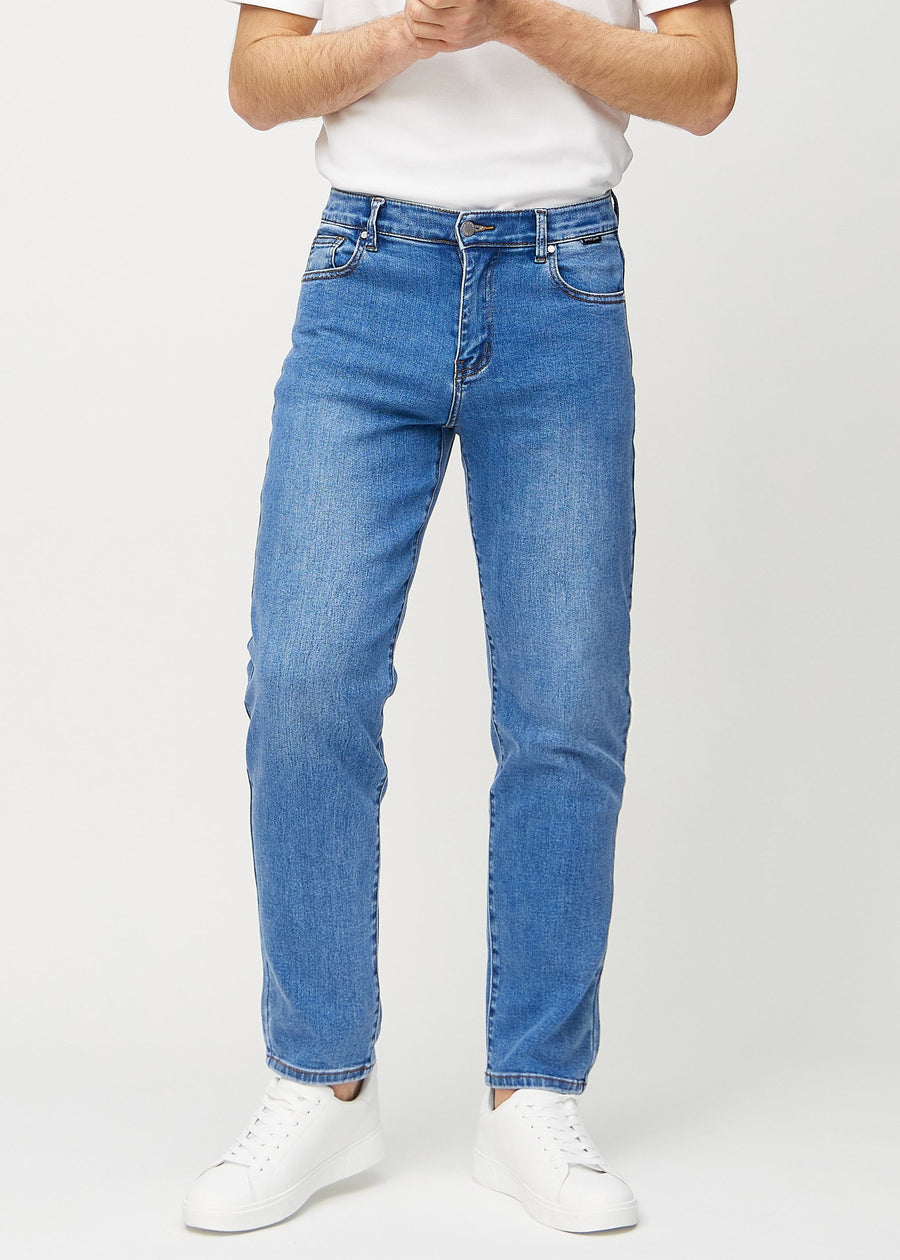 Denim regular jeans, Modellname Rivers, das am Bein gerade nach unten verläuft, von vorne gesehen.