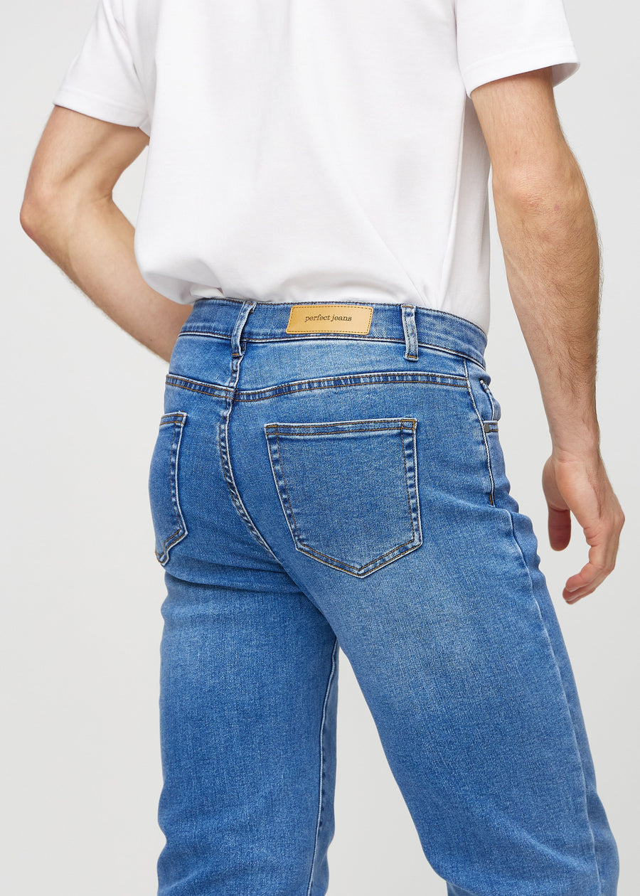 Denim regular jeans von hinten aus der Nähe gesehen, um Details zu zeigen.