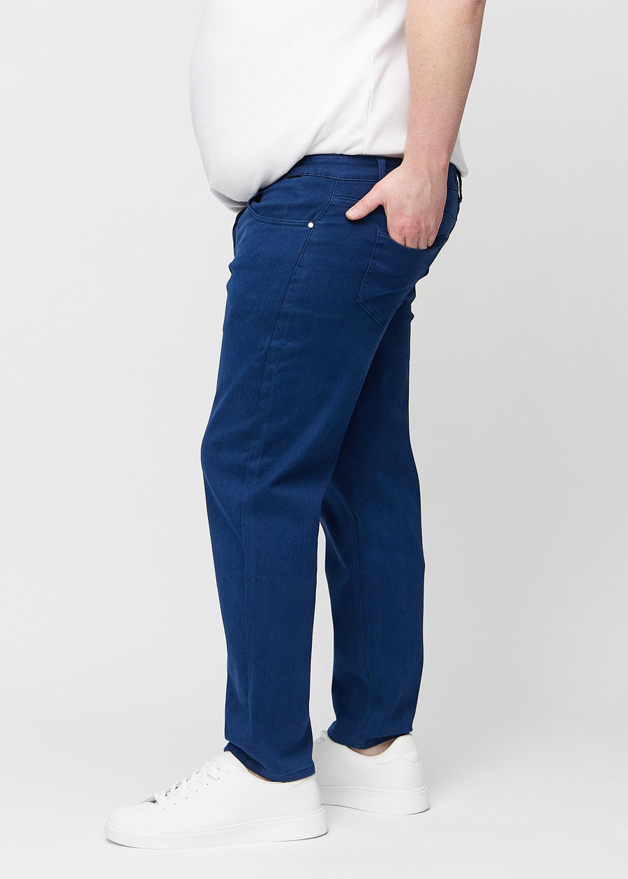 Dunkelblaue regular jeans von der Seite an einem Plus-Size-Model gesehen.
