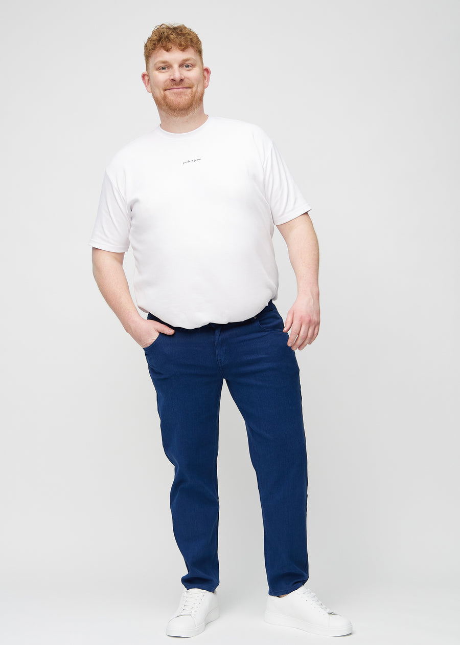 Ganzkörperbild eines Plus-Size-Models in dunkelblauen regular jeans.