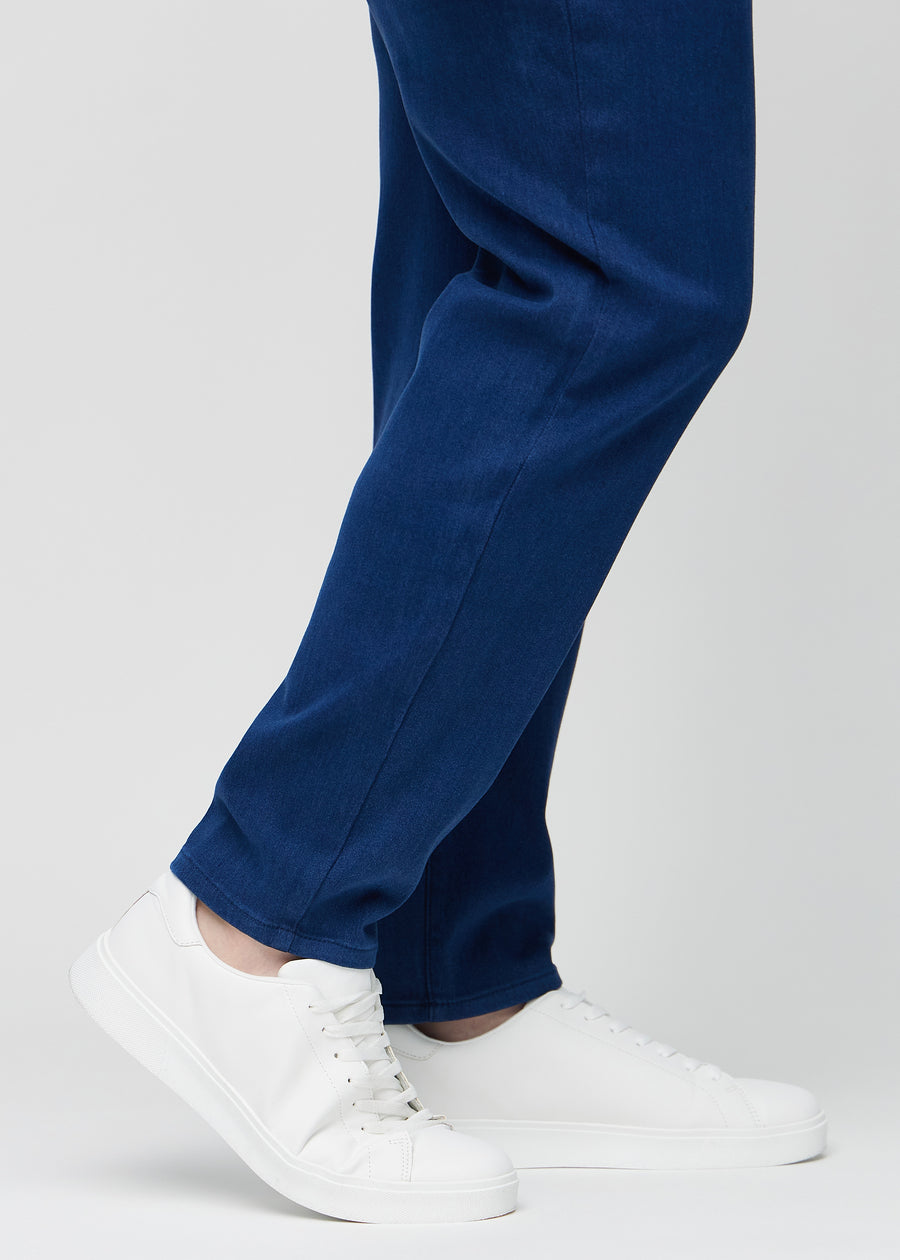 Die Knöchel eines Plus-Size-Models, damit man sehen kann, wie locker die Jeans sitzt.
