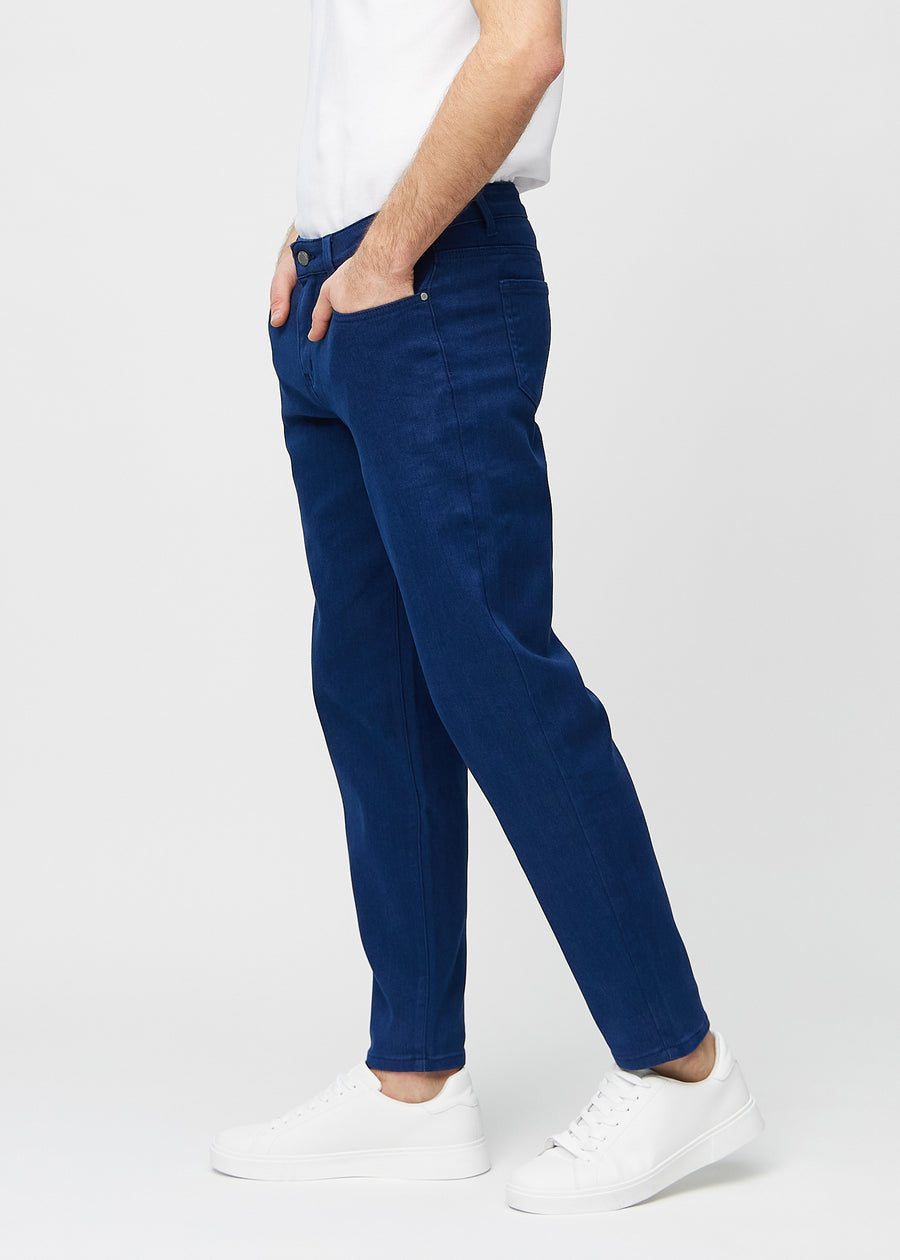 Dunkelblaue regular jeans von der Seite am Model gesehen.