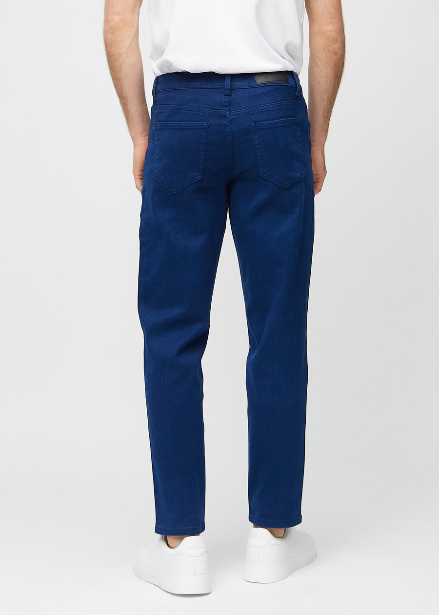Dunkelblaue regular jeans von hinten gesehen, damit man das gesamte Produkt sehen kann.