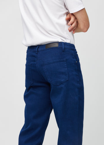 Dunkelblaue regular jeans von hinten aus der Nähe gesehen, um Details zu zeigen.