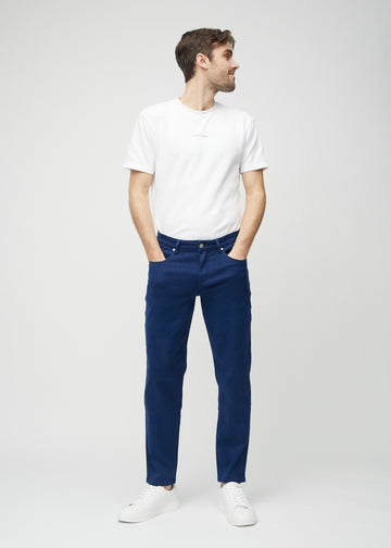 Ganzkörperbild eines Models in dunkelblauen regular jeans.