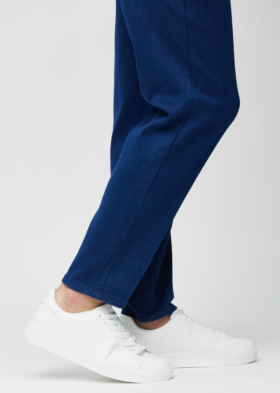 Die Knöchel eines Models, damit man sehen kann, wie locker die Jeans sitzt.