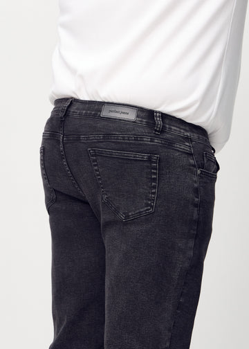 Dunkelgrauer Denim regular jeans von hinten aus der Nähe an einem Plus-Size-Model gezeigt, um Details zu zeigen.