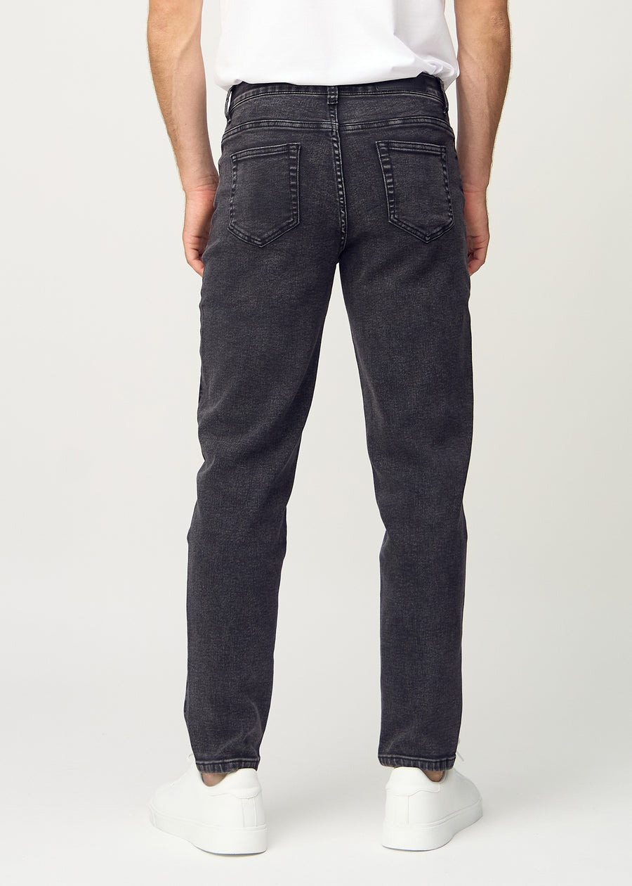Dunkelgrauer Denim regular jeans von hinten gezeigt, sodass man das gesamte Produkt sehen kann.