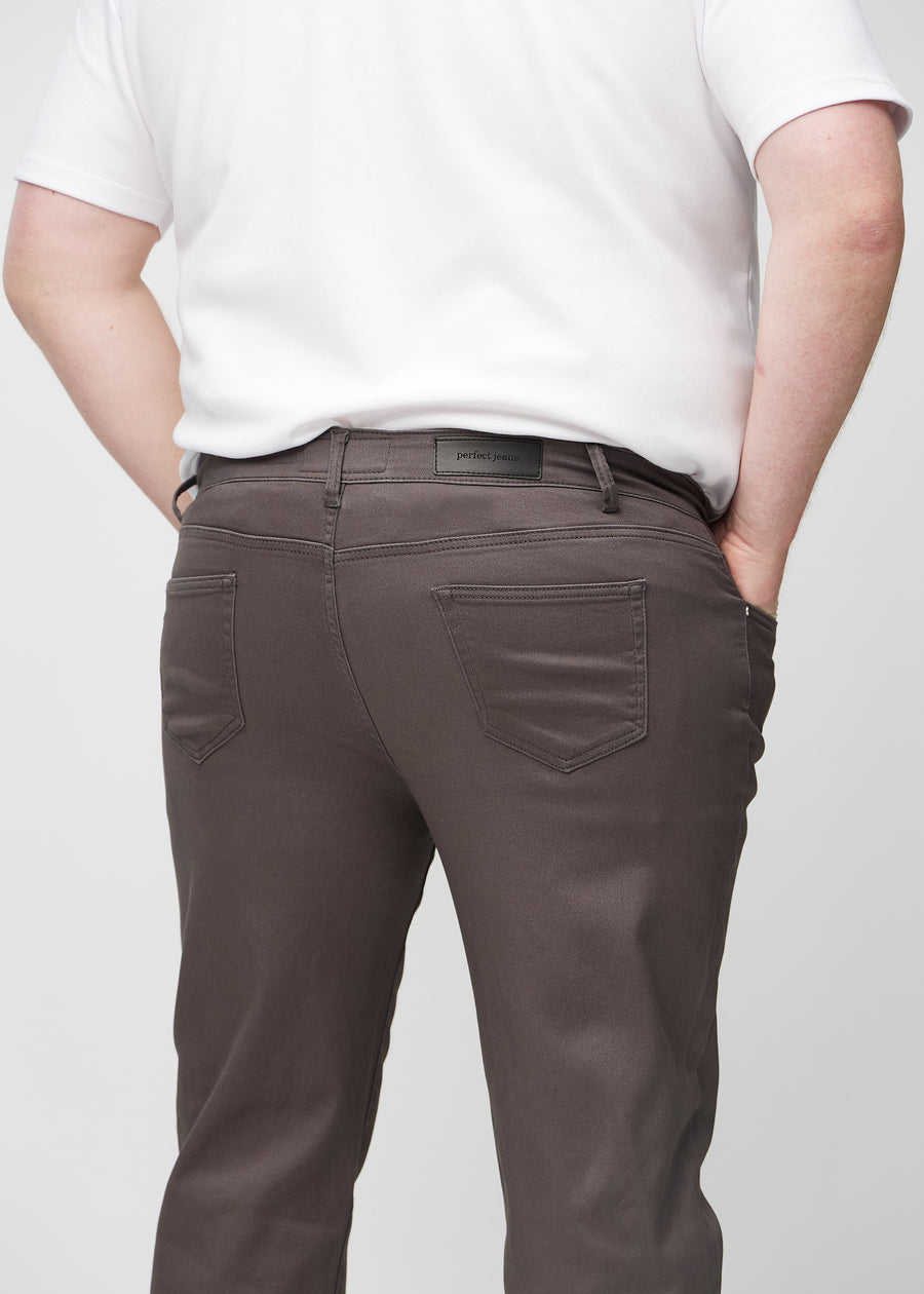 Graubraune regular jeans von hinten aus der Nähe an einem Plus-Size-Model gesehen, um Details zu zeigen.