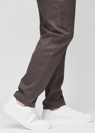 Die Knöchel eines Plus-Size-Models, damit man sehen kann, wie locker die Jeans sitzt.