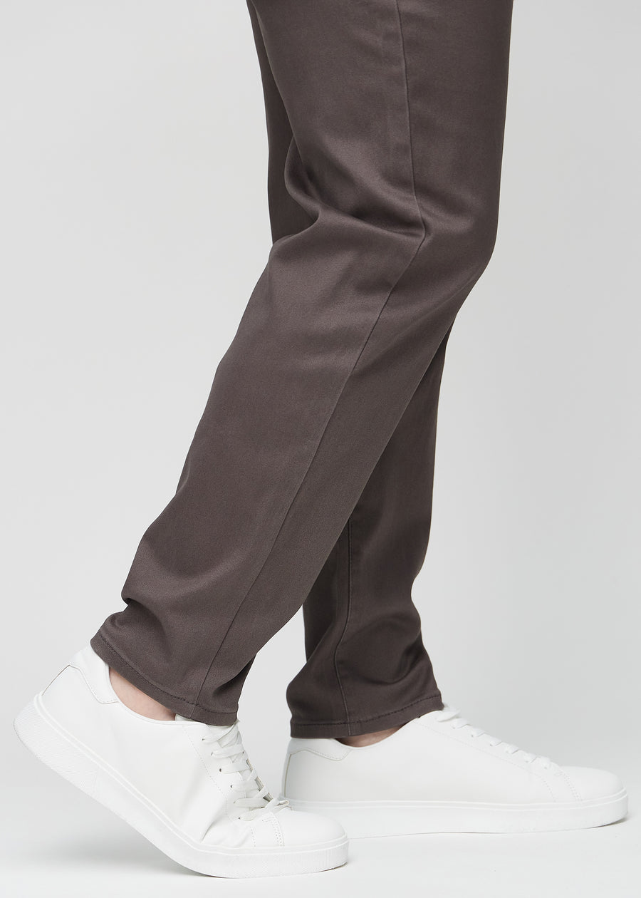 Die Knöchel eines Plus-Size-Models, damit man sehen kann, wie locker die Jeans sitzt.