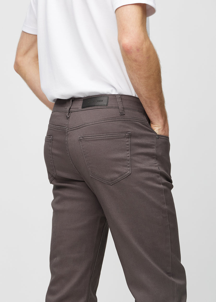 Graubraune regular jeans von hinten aus der Nähe gesehen, um Details zu zeigen.