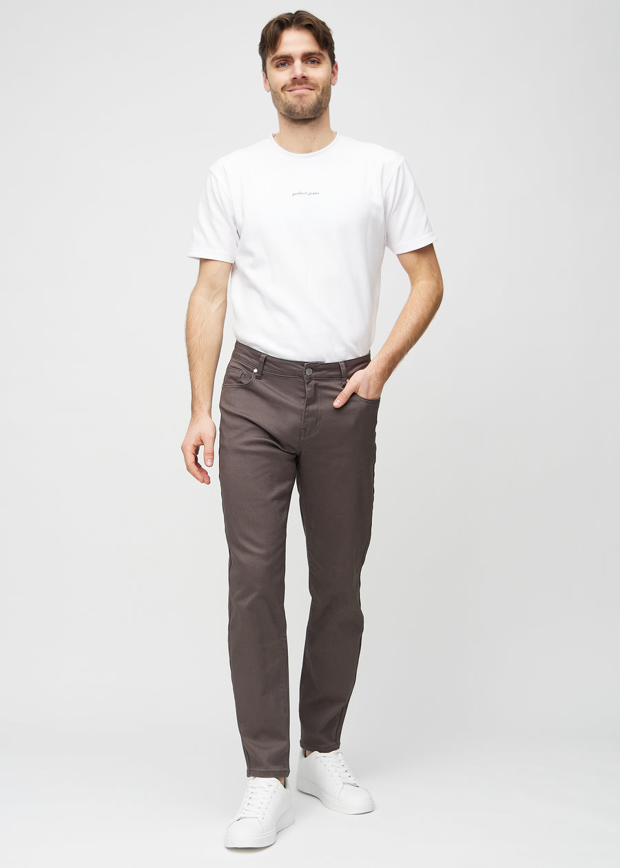 Ganzkörperbild eines Models in graubraunen regular jeans.