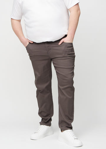 Graubraune regular jeans, Modellname Thunders, die am Bein gerade nach unten verlaufen, an einem Plus-Size-Model von vorne gesehen.