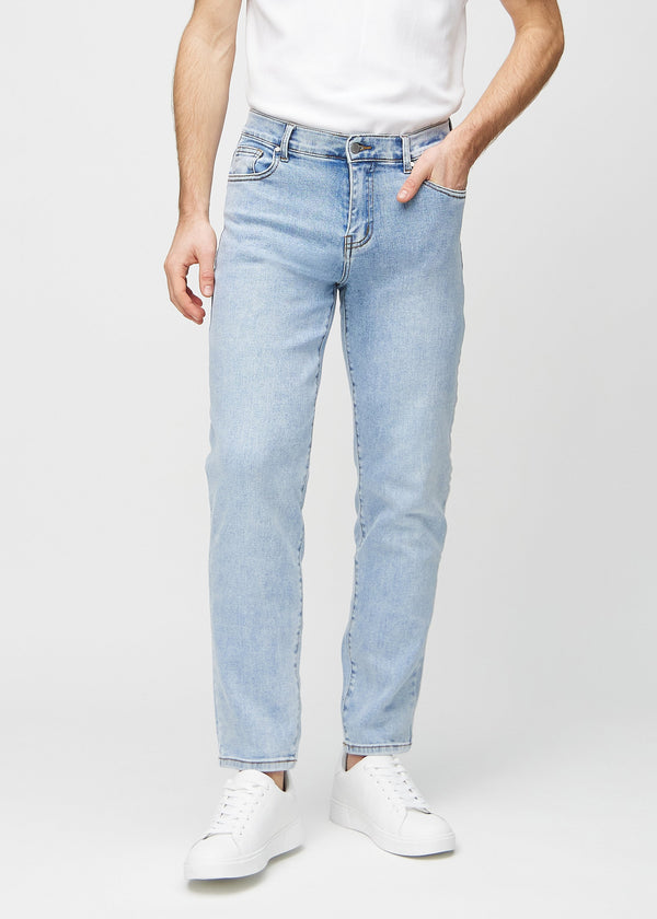 Heller Denim regular jeans, Modellname Waves, die am Bein gerade nach unten fällt, von vorne gesehen.